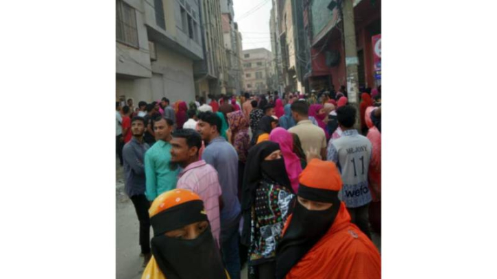 ঢাকা নারায়ণগঞ্জ পুরাতন সড়কে বকেয়ার দাবিতে শ্রমিকদের অবস্থান ঢাকা নারায়ণগঞ্জ পুরাতন সড়কে বকেয়ার দাবিতে শ্রমিকদের অবস্থান