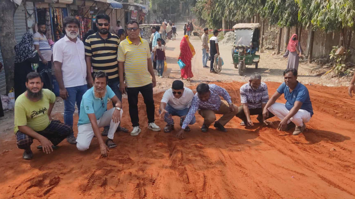 ফতুল্লায় ব্যবসায়ী নেতা রিয়াদের উদ্যোগে বিভিন্ন সড়কের খানাখন্দ মেরামত ফতুল্লায় ব্যবসায়ী নেতা রিয়াদের উদ্যোগে বিভিন্ন সড়কের খানাখন্দ মেরামত