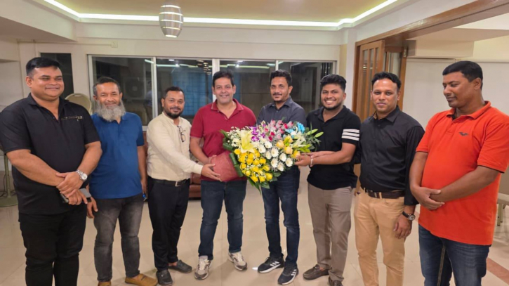 দিপুকে ফুলেল শুভেচ্ছা আবু মাসুমের