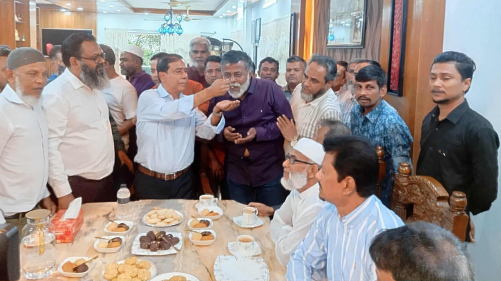 খোরশেদকে মিষ্টিমুখ করালেন মাসুদ, একসাথে নামলেন প্রচারণায়