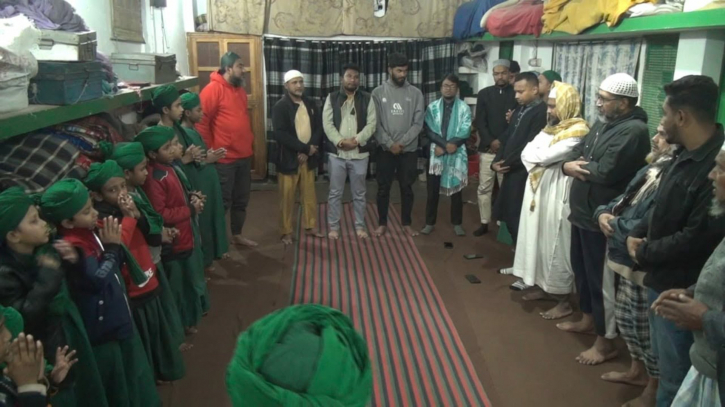 খালেদা জিয়ার আত্মার মাগফিরাত কামনায় ছাত্রদল নেতা নিরবের কোরআন খতম ও দোয়া