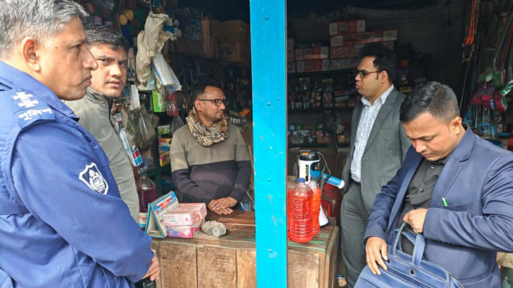 আড়াইহাজারে এলপিজির অতিরিক্ত দাম ঠেকাতে ভ্রাম্যমাণ আদালত, তিনজনকে জরিমানা