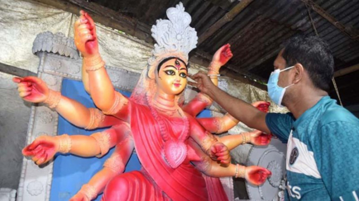 রং-তুলির আঁচড়ে প্রাণ পাচ্ছে দেবী দুর্গা