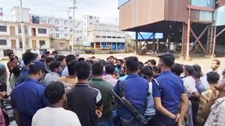 নারায়ণগঞ্জে গাছের গুঁড়ি ফেলে মহাসড়ক অবরোধ, আগুন