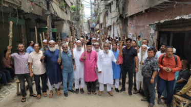 নারায়ণগঞ্জে চাঁদাবাজি রোধে ব্যাবসায়ীদের লাঠি মিছিল