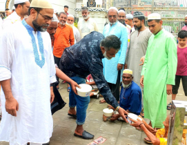 দু্স্থদের মাঝে টিম খোরশেদের রান্না করা খাবার বিতরণ 