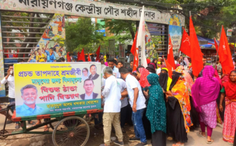 তাপদাহে বিপর্যস্ত নগরবাসীর মাঝে ঠান্ডা পানি ও হাতপাখা বিতরণে খোরশেদ