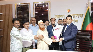 ডিসিকে ফুলেল শুভেচ্ছা জানালেন সরকারী গাড়ি চালক সমিতি ডিসিকে ফুলেল শুভেচ্ছা জানালেন সরকারী গাড়ি চালক সমিতি