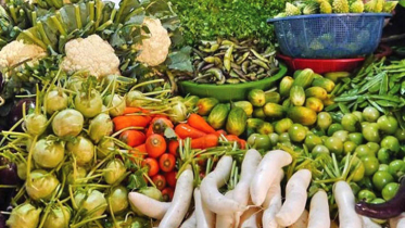 আগের দামেই সবজি, অস্থিরতা মুরগির বাজারে