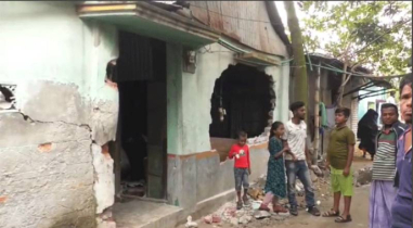 রূপগঞ্জে স্বতন্ত্র প্রার্থীর কর্মীদের বাড়িতে লুটপাট, গুঁড়িয়ে দেওয়ার অভিযোগ