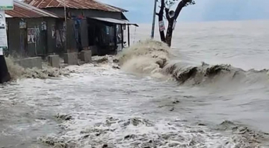 উপকূল অতিক্রম করছে গভীর নিম্নচাপ, চার ফুট উঁচু জলোচ্ছ্বাসের শঙ্কা