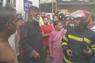 নারায়ণগঞ্জে হকার্স মার্কেটে আগুন, পুড়লো ৩০ দোকান