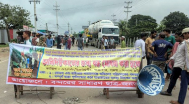 বন্দরে দুই দফা দাবিতে সড়ক অবরোধ 