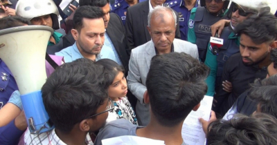 স্বরাষ্ট্র উপদেষ্টাকে আটকে শিক্ষার্থীদের বিক্ষোভ
