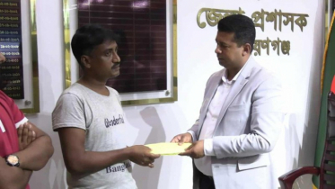 সিদ্ধিরগঞ্জে অগ্নিকান্ড, দগ্ধদের ডিসির অনুদান