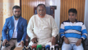 কর্মীদের বাড়িতে হামলার প্রতিবাদে স্বতন্ত্র প্রার্থীর সংবাদ সম্মেলন: সন্ত্রাসী ও অস্ত্রবাজদের গ্রেপ্তারের দাবি
