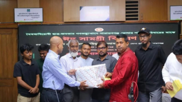 শহীদ পরিবারের মাঝে নারায়ণগঞ্জ জেলা প্রশাসকের ঈদ উপহার