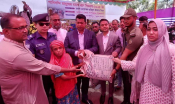 রূপগঞ্জে পানিবন্দিদের মাঝে জেলা প্রশাসকের খাদ্য সামগ্রী বিতরণ 