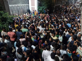 সারারাত নেতাকর্মীদের অবস্থান, গ্রেপ্তার আইভী