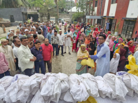 দুস্থদের মাঝে রেজা রিপনের ঈদ সামগ্রী বিতরণ 