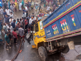ফতুল্লায় ওভারপাস থেকে ট্রাক পড়ে পথচারী আহত