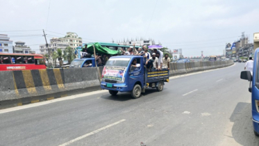 ট্রাকে বাসে ট্রেনে চড়ে দলে দলে ঢাকার পথে