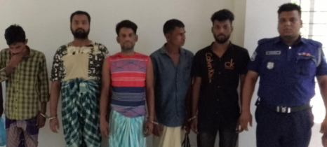 বন্দরে বিভিন্ন ওয়ারেন্টে গ্রেপ্তার ৪