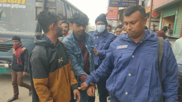 নারায়ণগঞ্জে বাসে ছিনতাইকালে অস্ত্রসহ ২ জনকে পুলিশে সোপর্দ