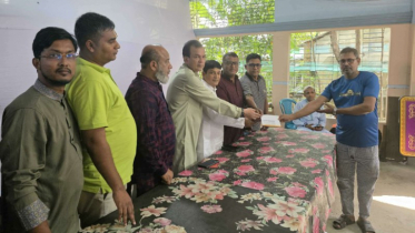 ফতুল্লার ১০ পূজা মণ্ডপে উপহার প্রদান