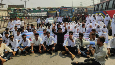 সোনারগাঁয়ে কলেজ শিক্ষার্থীর হত্যাকান্ডে জড়িতদের দৃষ্টান্তমূলক শাস্তির দাবিতে মহাসড়ক অবরোধ 