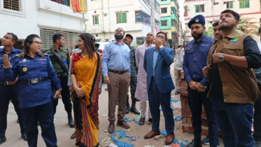 নারায়ণগঞ্জে ভূমিকম্পে ক্ষতিগ্রস্ত ভবন পরিদর্শনে ডিসি