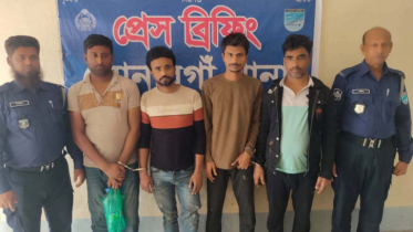 সোনারগাঁয়ে ডাকাতির প্রস্তুতিকালে ৪ ডাকাত গ্রেপ্তার, দেশীয় অস্ত্র উদ্ধার