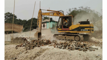 সোনারগাঁয়ে অবৈধ চুনা ও ঢালাই কারখানা গুড়িয়ে দিয়েছে প্রশাসন