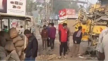 নিয়ন্ত্রণ হারিয়ে আলুবোঝাই ট্রাক ঢুকে গেল দোকানে, নিহত হেলপার