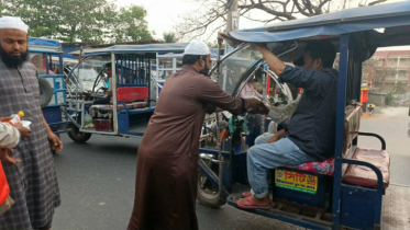 সিদ্ধিরগঞ্জে ইসলামী যুব আন্দোলনের উদ্যোগে পথচারীদের মাঝে ইফতার বিতরণ