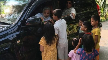 এমপি প্রার্থীর কাছে বাচ্চাদের চকলেট আবদার, পূরণে খুশী তারা