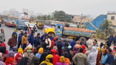 আর্থিক সুবিধা না দিয়ে শ্রমিক ছাটায়ের প্রতিবাদে ঢাকা-চট্টগ্রাম মহাসড়ক ৪০ মিনিট অবরোধ