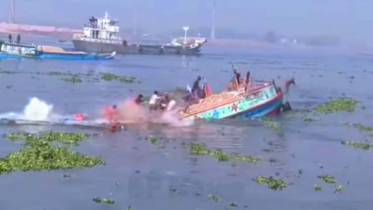 ফতুল্লায় ইট বোঝাই ট্রলার ডুবি