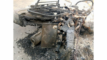 সিদ্ধিরগঞ্জে ছিনতাইকালে গণপিটুনিতে যুবক নিহত, মোটরসাইকেলে আগুন