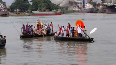 নারায়ণগঞ্জে বিসর্জনের মধ্যে দিয়ে শেষ হল শারদীয় দূর্গা পূজা