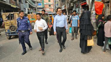 আড়াইহাজারে ফুটপাত দখলমুক্ত ও যানজট নিরস‌নে ভ্রাম্যমাণ আদালত, ৫ জনকে জরিমানা