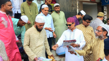 চাষাঢ়ায় খোরশেদের লিফলেট বিতরণ