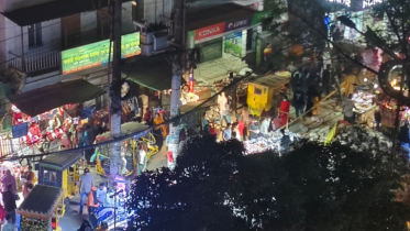 সড়কে বসে হকার, ফুটপাতে চলে রিকশা!