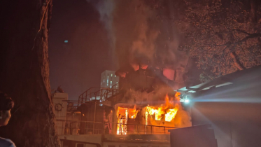 বন্দরে পরিত্যাক্ত জাহাজে অগ্নিকাণ্ড