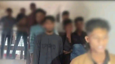 বন্দরে অবৈধ ভাবে জাতীয় পরিচয়পত্র করার সময় আটক ২০