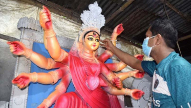 রং-তুলির আঁচড়ে প্রাণ পাচ্ছে দেবী দুর্গা