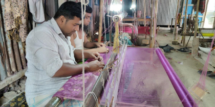 সোনারগাঁয় জামদানি তৈরিতে ব্যস্ত কারিগররা