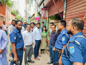 না.গঞ্জে নিষিদ্ধ পলিথিন ব্যাবহার ও বাজারজাতকরণ বন্ধে অভিযান, জরিমানা 