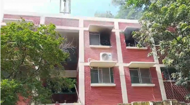 খানপুর হাসপাতালের রজনীগন্ধা কোয়ার্টারে আগুন 