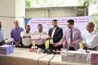 নারায়ণগঞ্জে গর্ভবতী মহিলাদের জন্য আয়রন ট্যাবলেট ও ডেঙ্গু কিট বিতরণ 